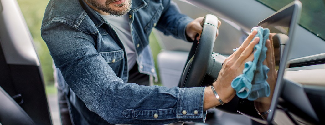 how-to-clean-the-vehicle-touchscreen-cleanestor