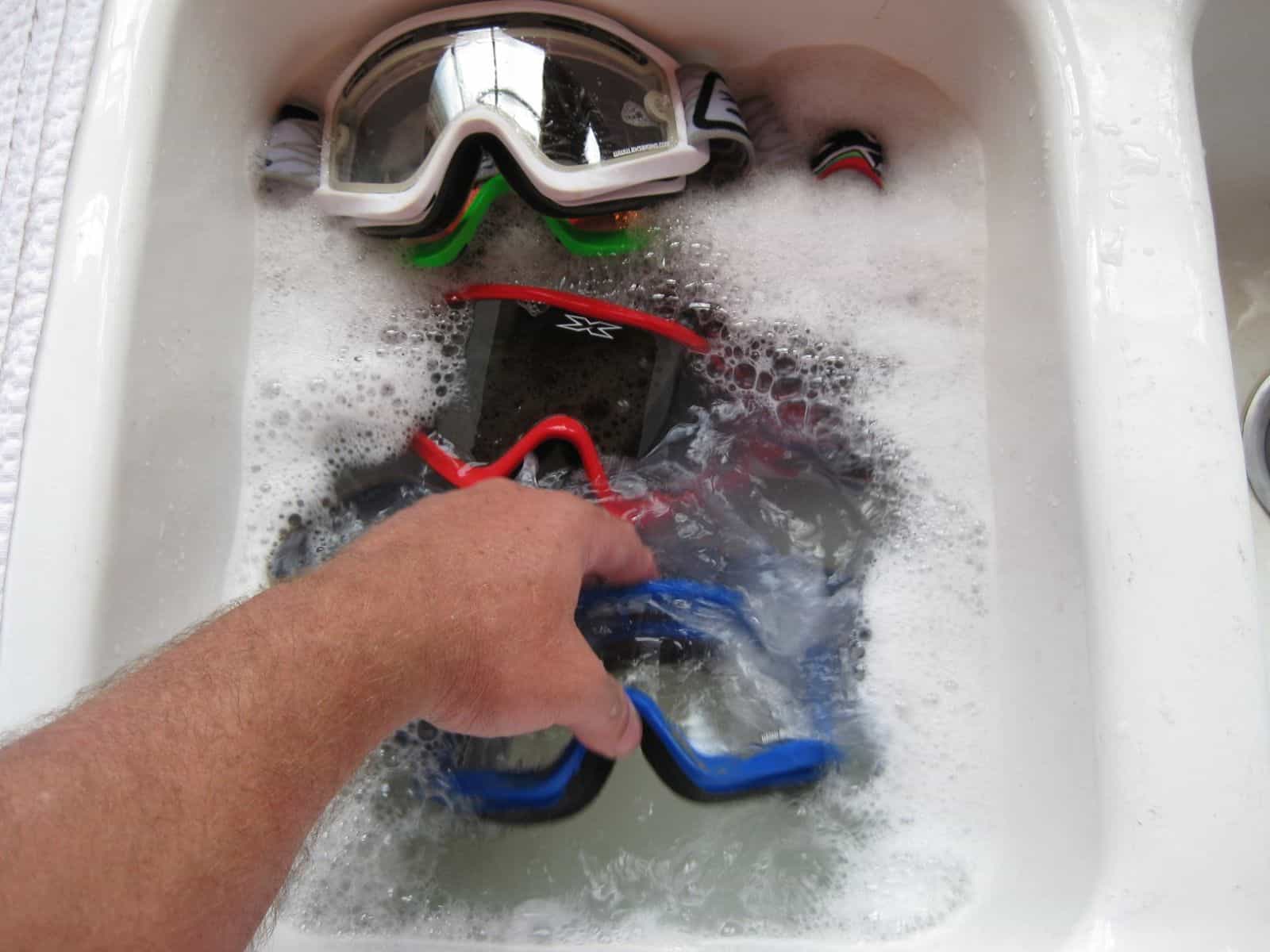 how-to-clean-mx-goggles-cleanestor