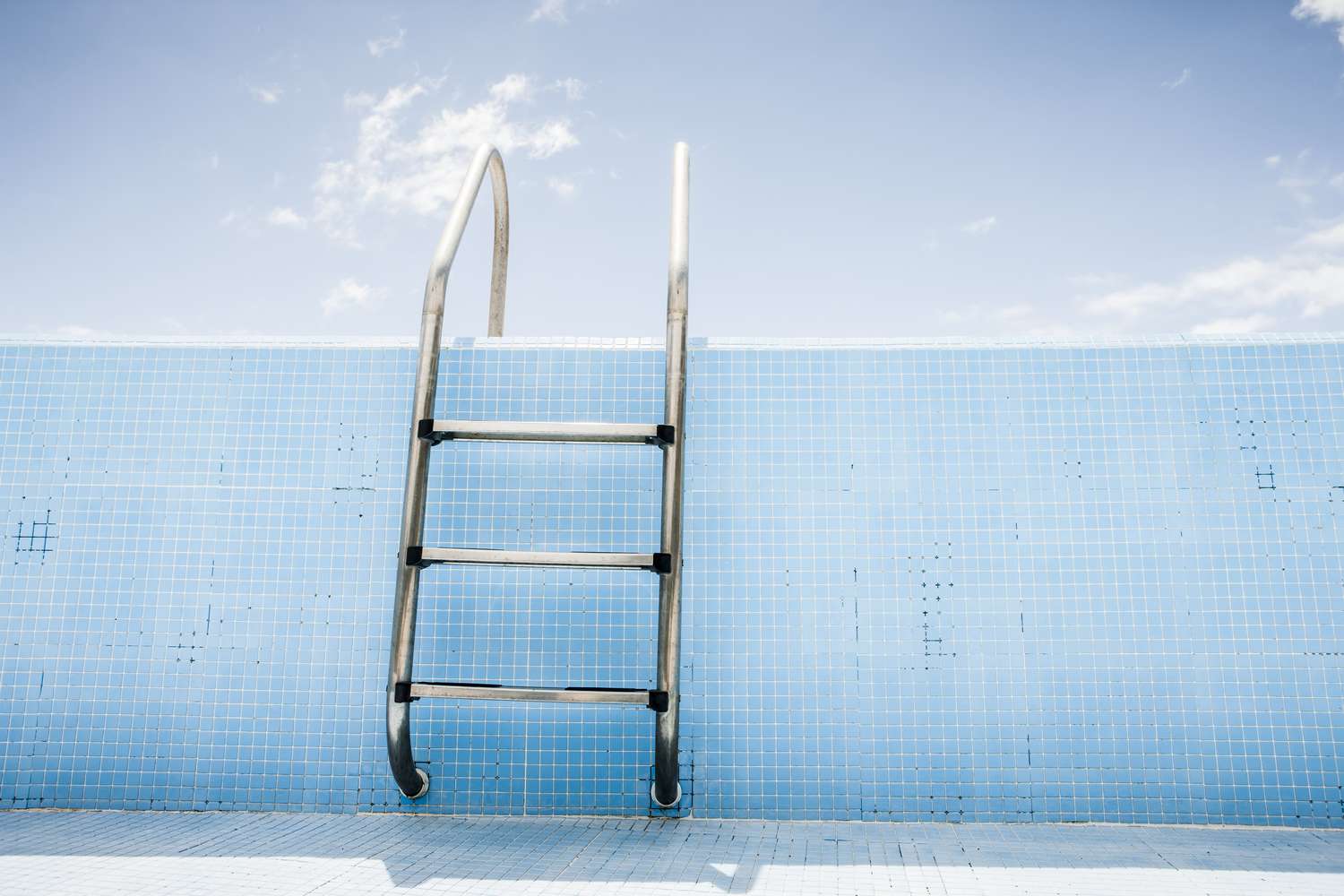 how-to-clean-pool-ladder-cleanestor