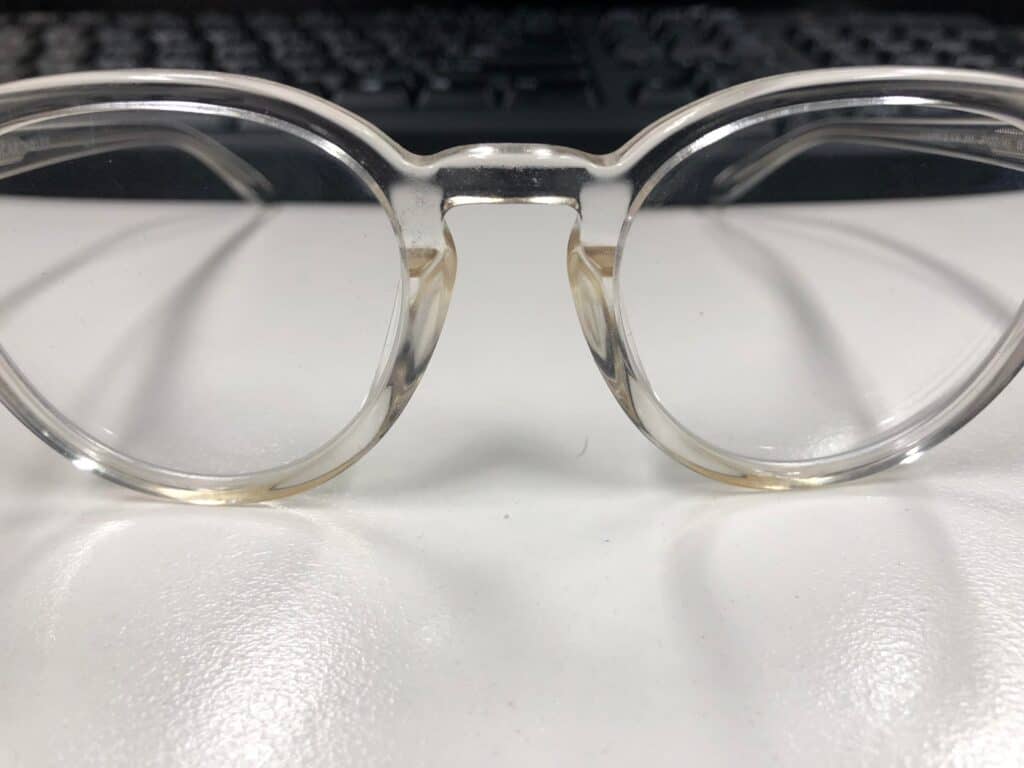 how-to-keep-clear-glasses-from-yellowing-cleanestor