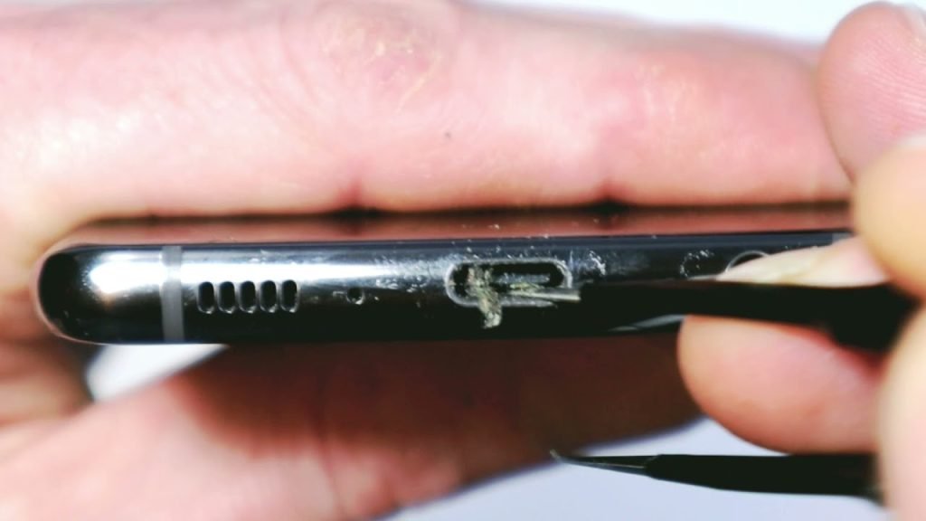 How To Clean The Charging Port On Samsung Galaxy S10