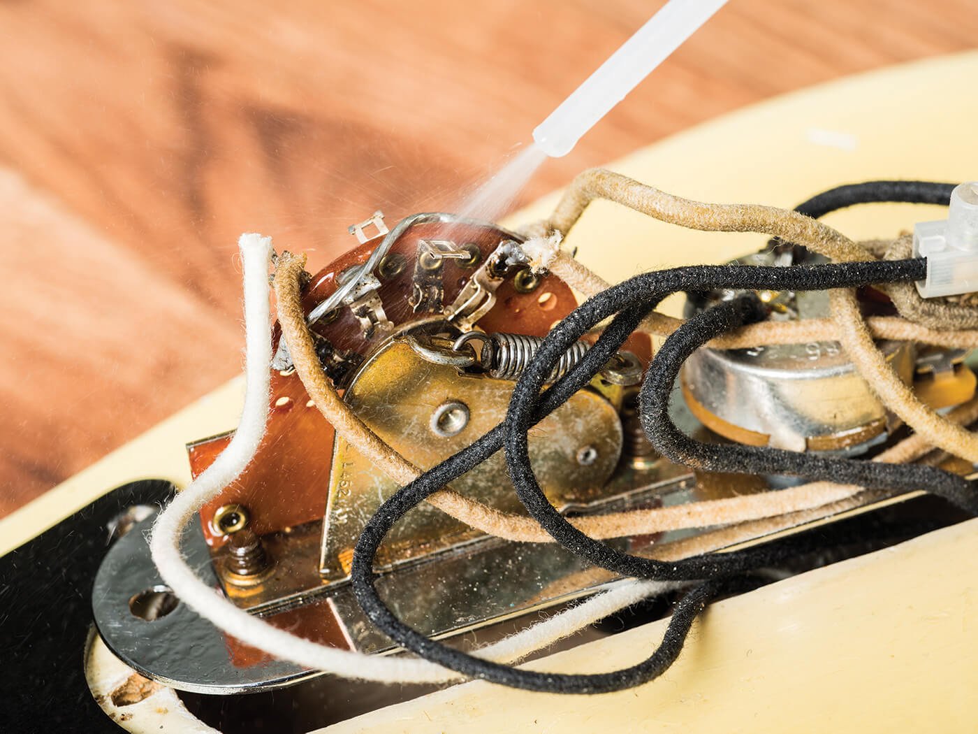 How To Clean Guitar Output Jack | CleaNESTOR